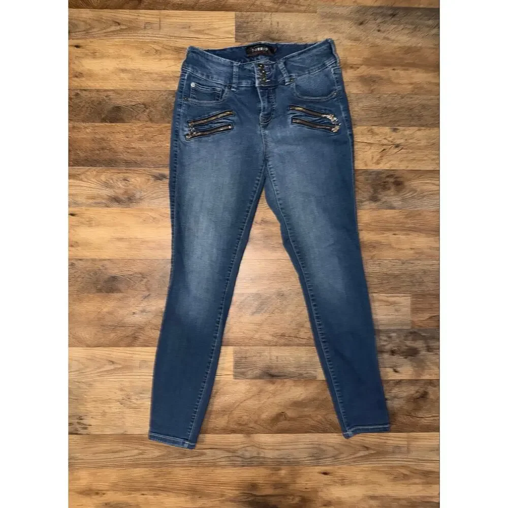 Torrid women’s skinny jeans withunique double-zipper pockets on the front - Picture 13 of 16